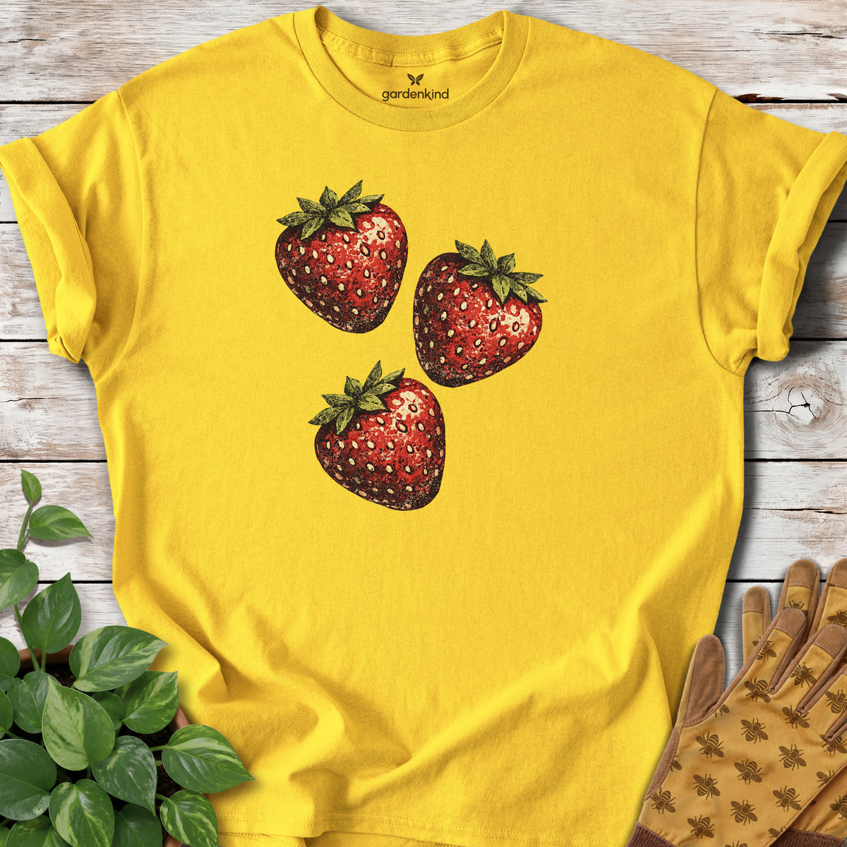 Three Strawberries Tee, Daisy